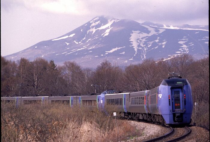 大沼付近を走る臨時「北斗」。キハ281系と283系を