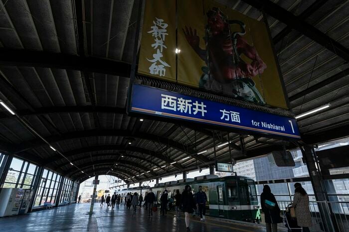 大師前駅のホーム。日中は地元の人がパラパラと