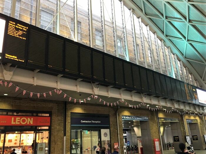 ロンドンスト、発車案内板