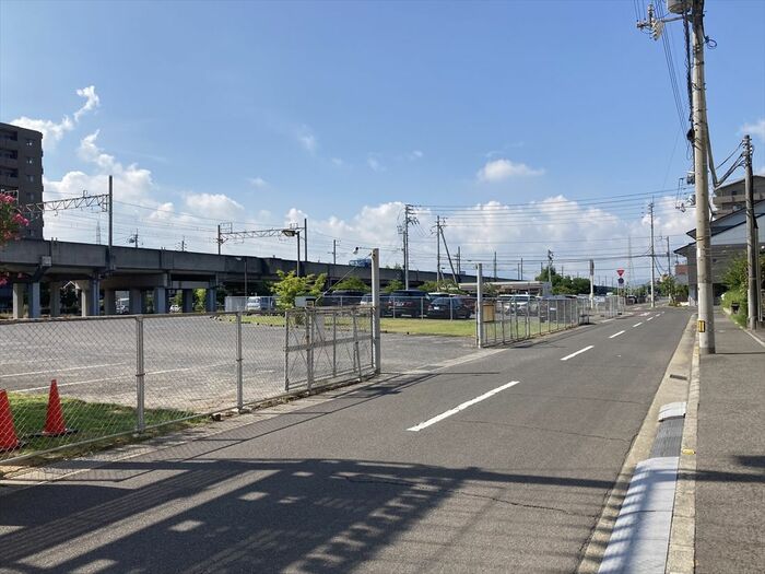 線路の南西側に広がる広大なスペース