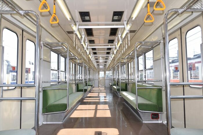 8506号の車内。今は牽引車のため車内広告はないが