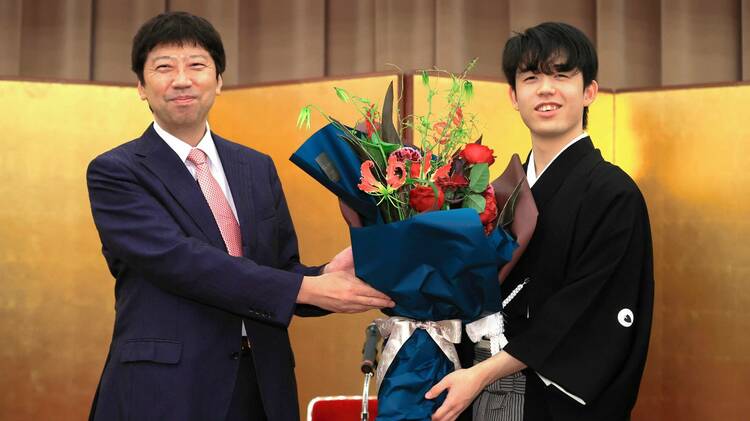 藤井聡太七冠と杉本八段の師弟の記念扇子 藤井聡太七冠と杉本八段の師弟の記念扇子