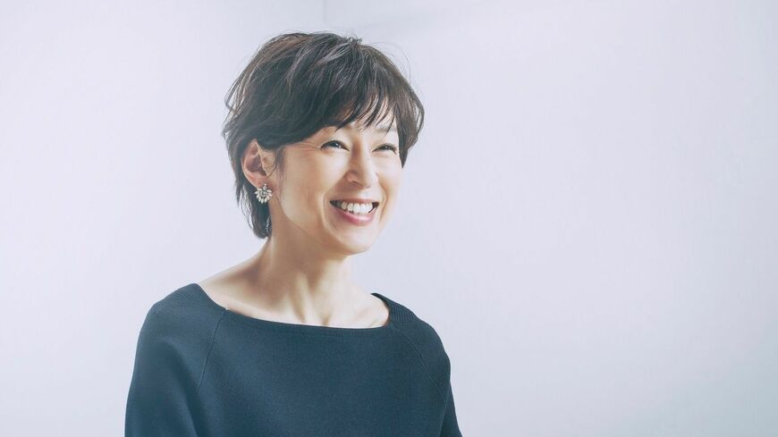 かつてのトレンディードラマで一世を風靡し、カッコいい女性の代名詞ともなった女優の鈴木保奈美さん。女優として精力的に活躍を続ける保奈美さんの素顔は、さらにシャープさを増したカッコいい大人の女性でした（写真：トヨダリョウ）