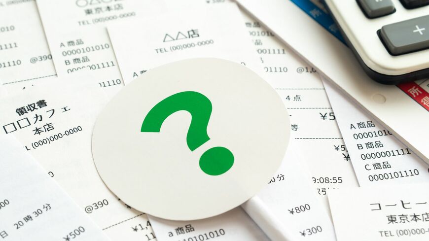 「こんな経費を計上すると、税務署から目をつけられてしまう」というアウトな経費の例をご紹介（写真：CORA／PIXTA）