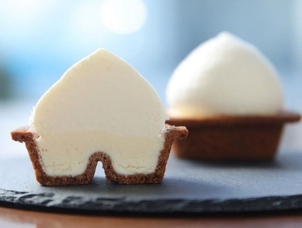 実はCHEESE WONDERも、解凍の度合いによって味の変化が楽しめるスイーツ。冷凍庫から出したばかりならアイスケーキ感覚で食べられ、時間を置くほどにムースがとろけてやわらかくなる。チーズの芳醇な香りに、かためで香ばしいクッキーがアクセントを添える。6個入り2980円（撮影：今井康一）