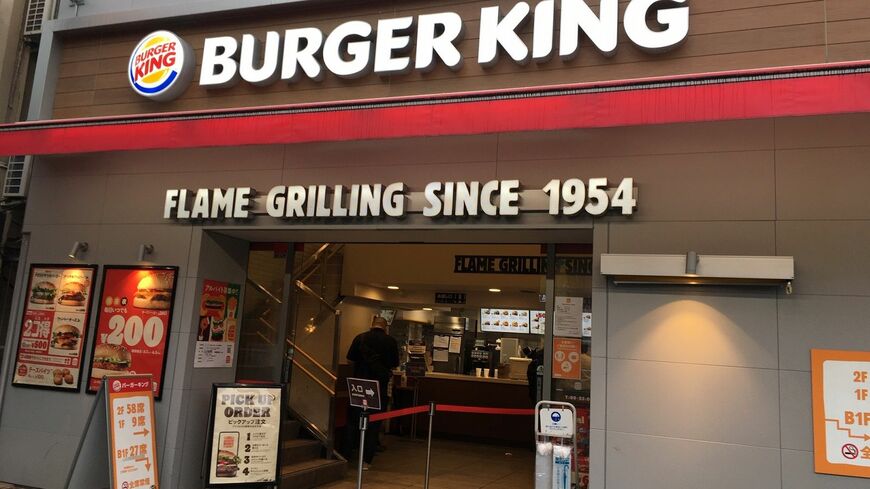 バーガーキング秋葉原昭和通り店。近隣のマクドナルド閉店の際にある店頭ポスターを貼りだしたことで話題が沸騰した（筆者撮影）