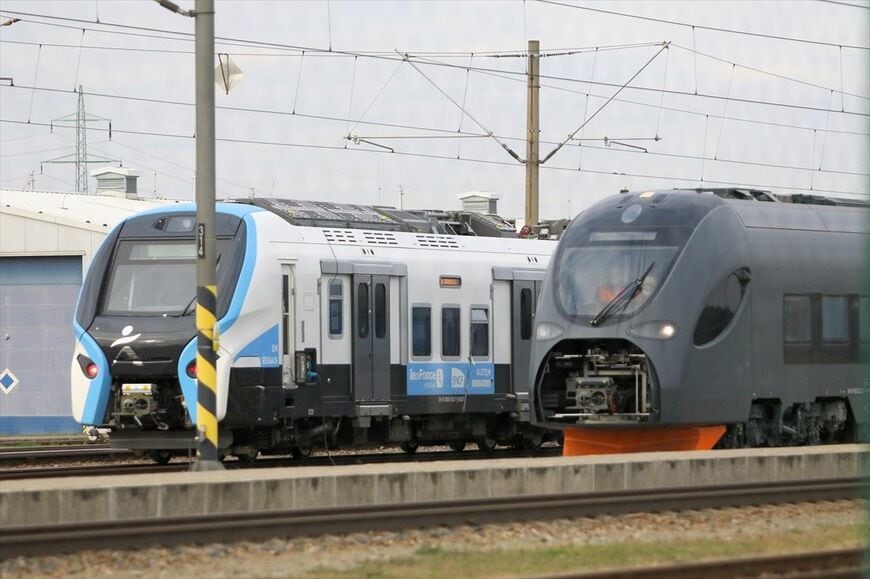 アルストム製車両と並んだシリウス（撮影：橋爪智之）