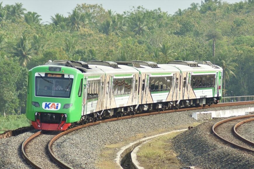 ジョグジャカルタ空港線の国産電気式気動車（筆者撮影）