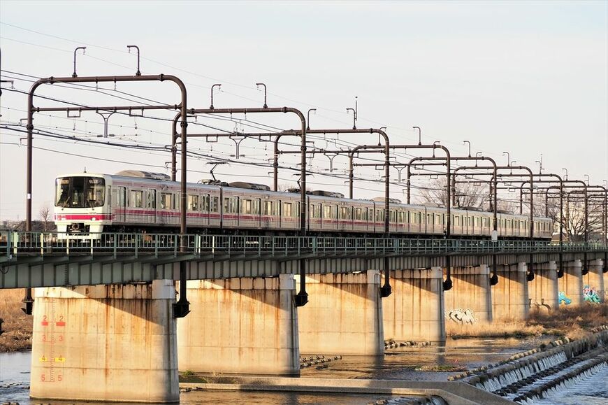 聖蹟桜ヶ丘駅の手前で多摩川を渡る京王線。この区間は玉南電気鉄道によって開業した（編集部撮影）