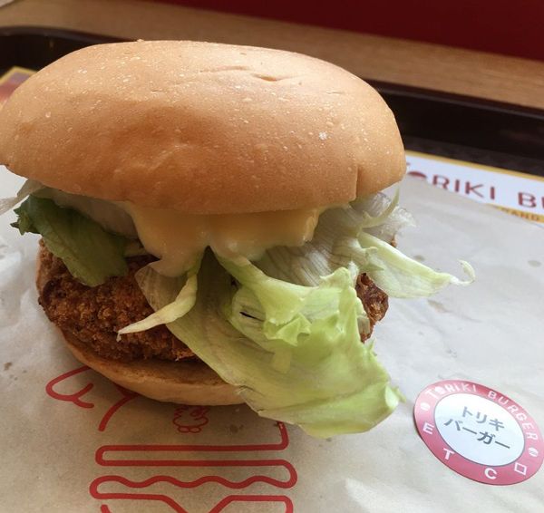 定番のトリキバーガー。揚げたてでサクサクした衣の食感と、やわらかくジューシーなチキンが特徴。うまみがあり、アルコールにも合いそうだ（筆者撮影）