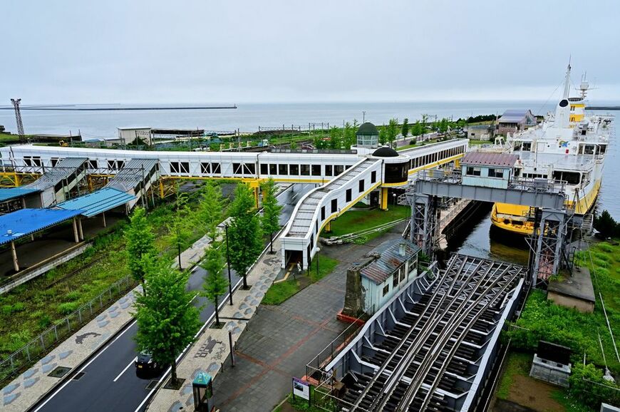 ミステリー御用達の“終着駅”といえば、「青森駅」。駅ホームから望む青函連絡船の姿がなんとも旅情を誘います（写真：髙橋義雄／PIXTA）