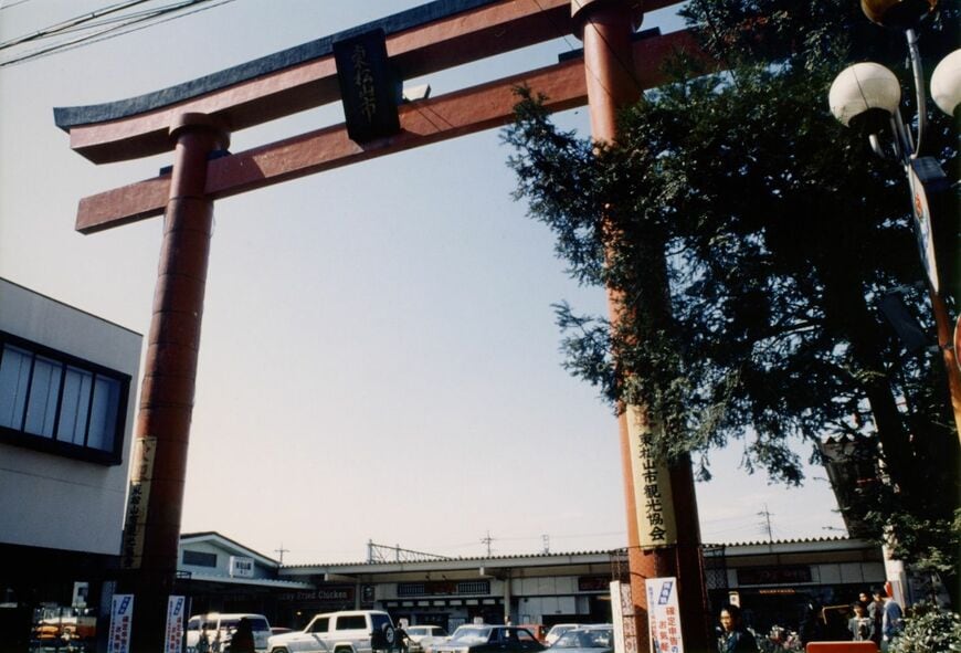 東松山駅前のシンボルだった大鳥居＝1991年頃（写真：東武博物館）
