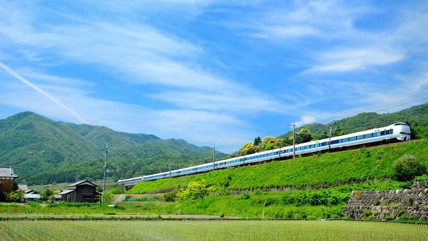 近江高島付近を走る湖西線特急サンダーバード号（写真：traway/PIXTA）