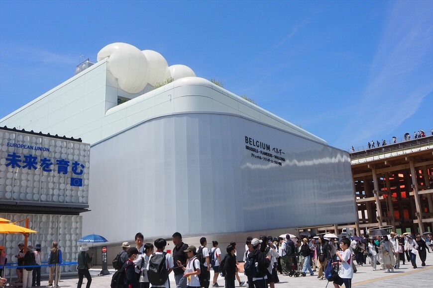 にぎわうベルギー館付近（筆者撮影）
