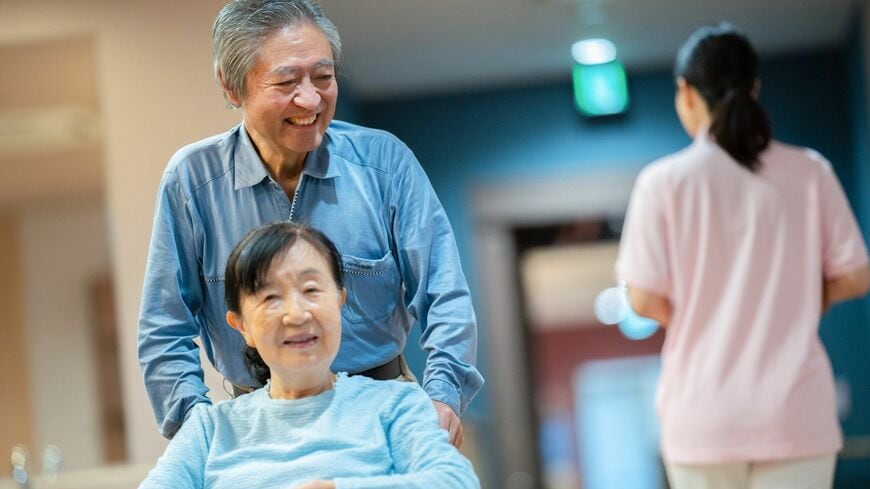 最愛の伴侶を見送るショックは認知症の患者にもさまざまなドラマを引き起こします（写真：KY／PIXTA）