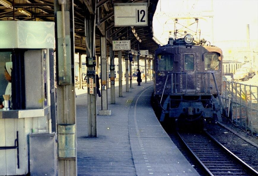 品川駅に入線するEF10形牽引の貨物列車（撮影：南正時）