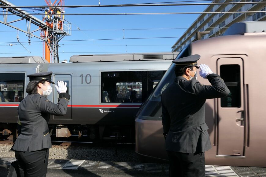 特急ロマンスカーは敬礼で見送る（記者撮影）