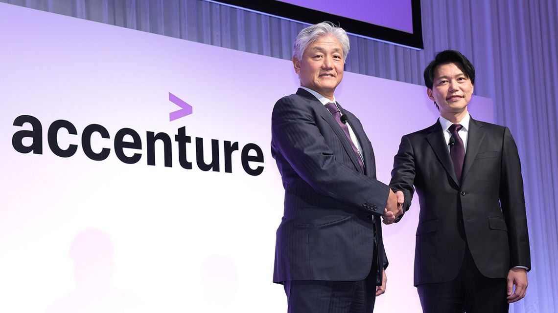 握手をする前社長の江川昌史氏と新社長の濱岡大氏