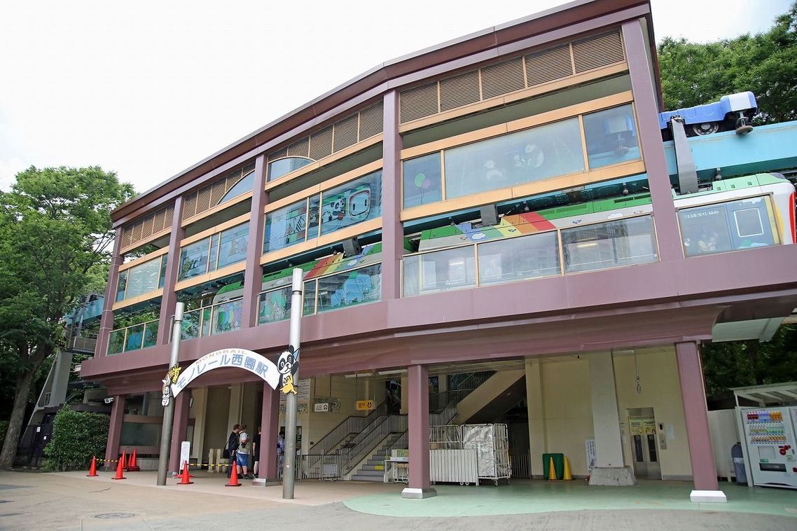 2階にホームが設けられていた上野動物園西園駅