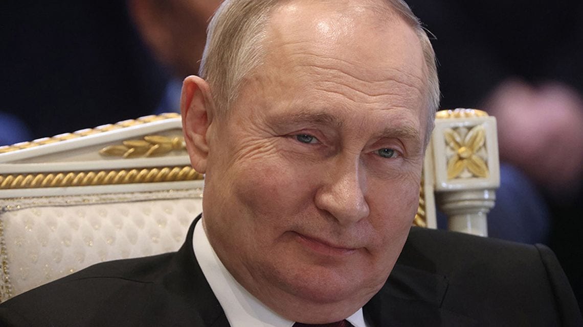 椅子に座るロシアのプーチン大統領