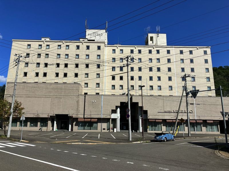 廃墟となったホテルシューパロ（筆者撮影）