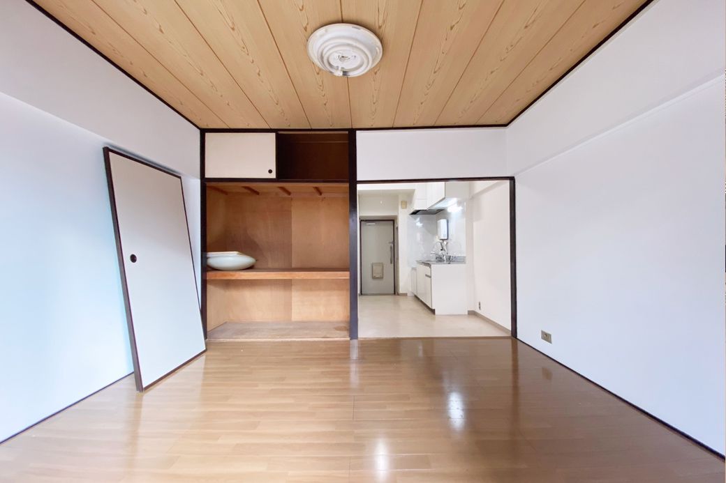 リフォーム前の我が家。6畳の居室に、3.5畳のキッチン。押し入れとバストイレが合体したサニタリーという昔ながらのワンルーム（筆者撮影）