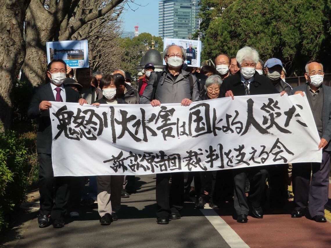 判決を聞くため、東京高裁に向かう被災住民ら（撮影：河野博子）