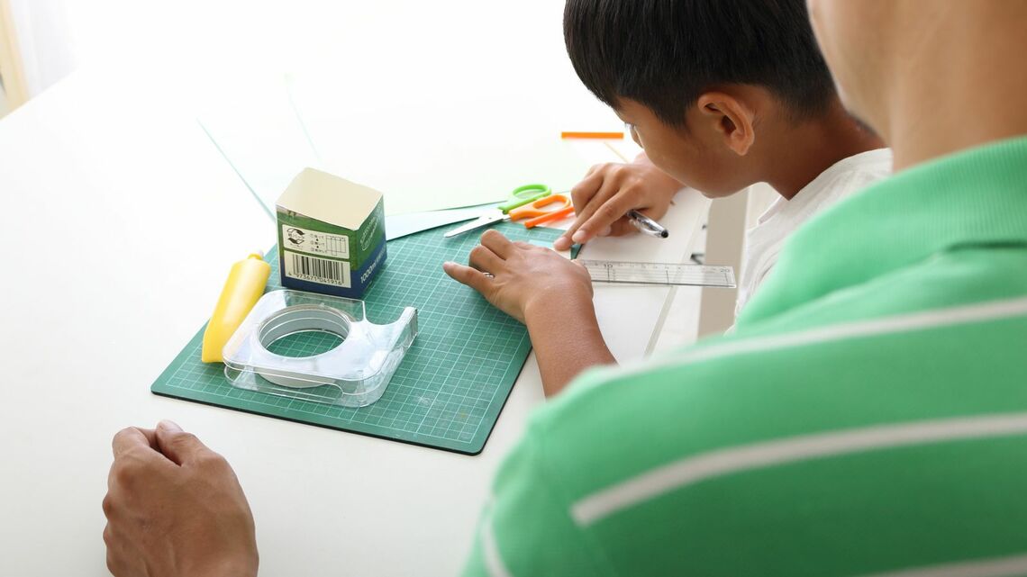 親子で手作りのおもちゃを作って遊んでみませんか？ （写真：olan_de_utan／PIXTA）