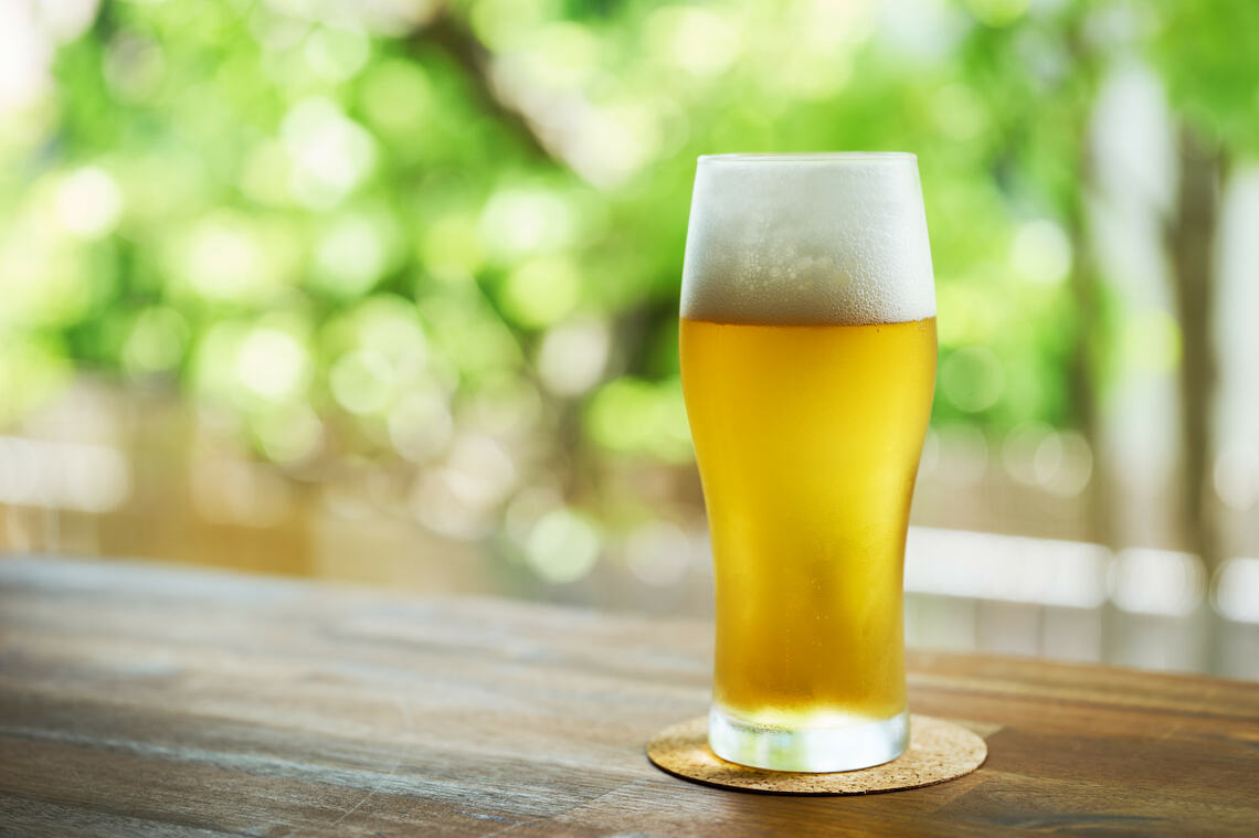 暑い時期に冷えたビールはおいしいですが、湿熱を溜め込みやすいので控えめに（写真：manbo-photo ／PIXTA）