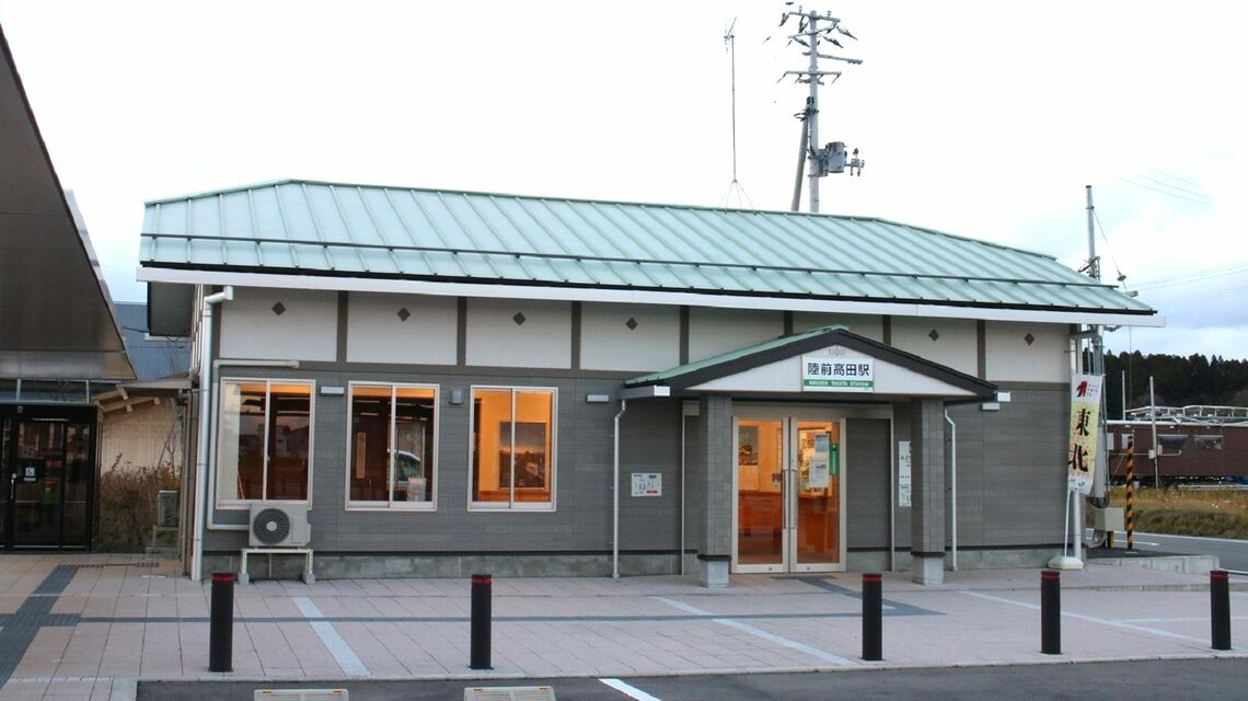 鉄道時代の駅舎を模したデザインになった現在の陸前高田駅（筆者撮影）