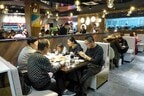 店内は若者や家族連れが目立った（記者撮影）