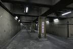 地下駐車場からつながる通路