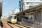 松原駅に停車している世田谷線の電車。周辺は住宅地だ