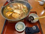 熱々の湯気とともに提供される「坂東みそ煮込みうどん」（筆者撮影）