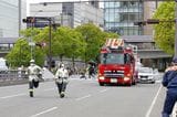 横浜市消防局のはしご車による救助訓練（記者撮影）