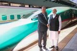 東京駅に停車するE5系新幹線の前で記念撮影する石破首相とモディ首相（写真出典：首相官邸ホームページ）