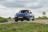 ミニJCW Eの一充電走行距離は421km（エースマンは403km）（写真：MINI）