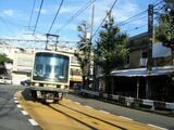 龍口寺前の急カーブを行く2000形（撮影：南正時）