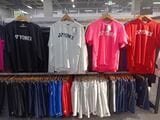 スポーツショップのYONEXコーナー。Tシャツは色んなカラーが選べて嬉しい（筆者撮影）