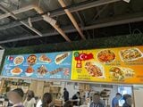 日本人には、こっちのフードコートのほうが面白いかも？（筆者撮影）