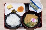 モーニングメニューの最安値は、ほぼ500円のきつねうどん定食510円（筆者撮影）