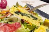 プリンチブレックファストフリッタータの卵料理は、ほうれん草とトマトが入った厚焼きオムレツ（筆者撮影）