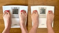 デニムのボタンが飛ぶ寸前だった50歳が｢正反対のベストセラー｣2冊に書いてあることをやったら《3ヶ月で6.3kg》痩せた