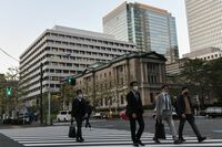 日銀政策変更で世界のマイナス利回り債券消える 日本は他国に遅れ最後にマイナス金利から脱す