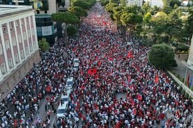 アルバニアでラマ首相辞任を求める大規模抗議デモ､トランプ娘婿クシュナー氏支援の高級リゾート開発計画に反発