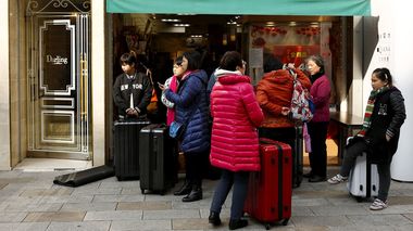 Why Do Chinese Tourists Spend Less in Japan Now? 