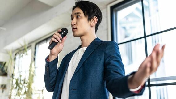 プレゼン中の人物