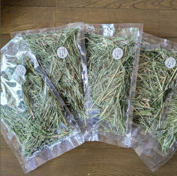 まる子さんが栽培・販売している小動物用の牧草
