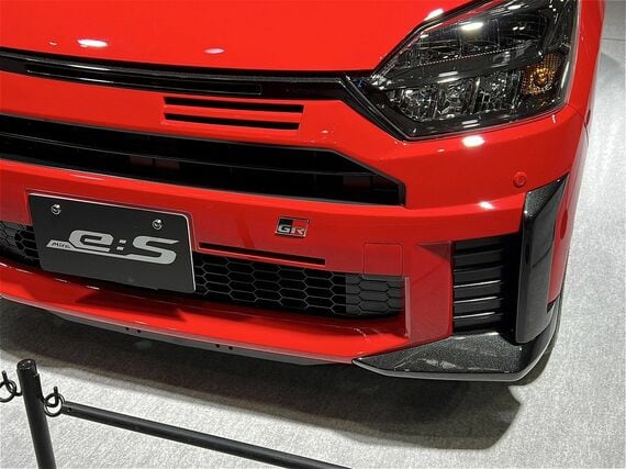 ミラ イース GR SPORT コンセプトにも、モータースポーツ参戦車両と同様にフロントバンパーにスリットが設けられている