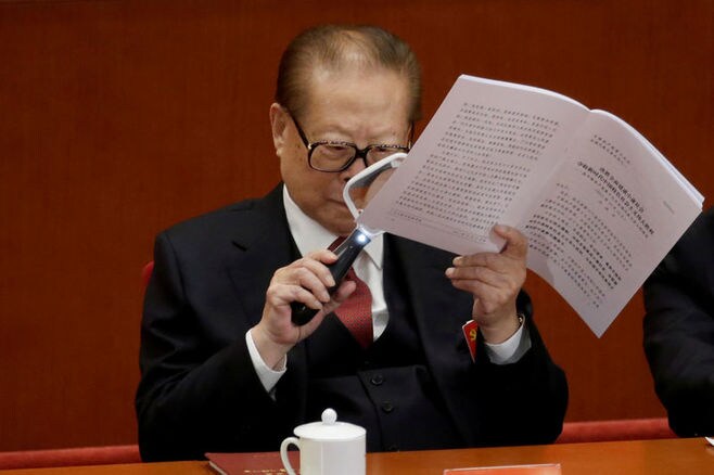 91歳江沢民元国家主席の巨大虫眼鏡が話題に